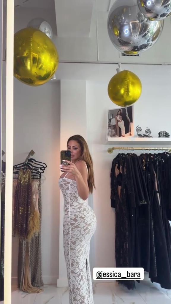 徐娘半老！皮蓬前妻穿吊帶裙自拍，這身材也太炸裂了！