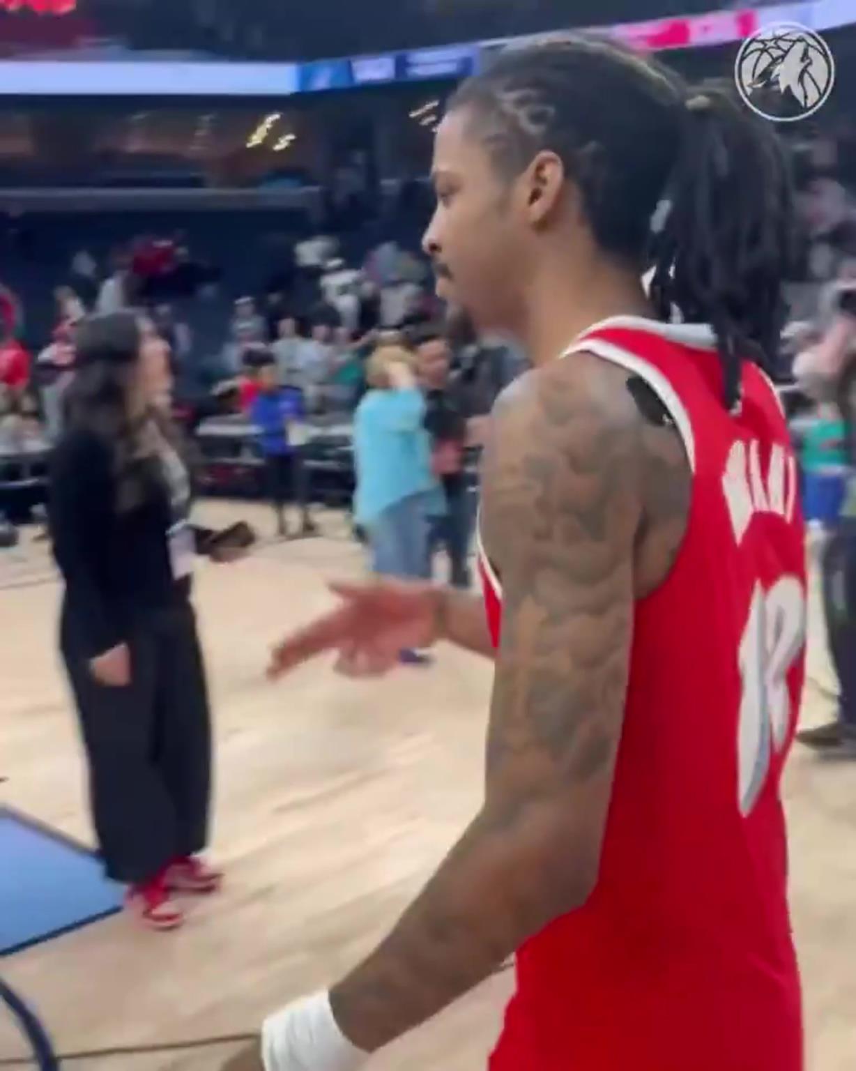 笑死！莫蘭特賽后與華子握手，竟然也是比出“手槍”的手勢