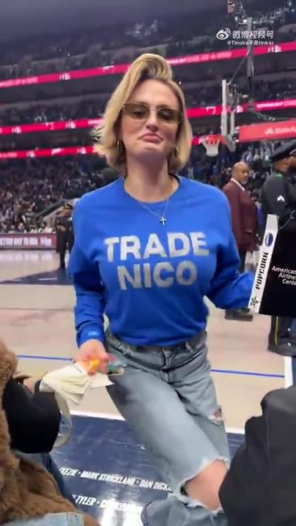 主場不準(zhǔn)球迷打印“解雇Nico”標(biāo)語，女球迷就出此下策