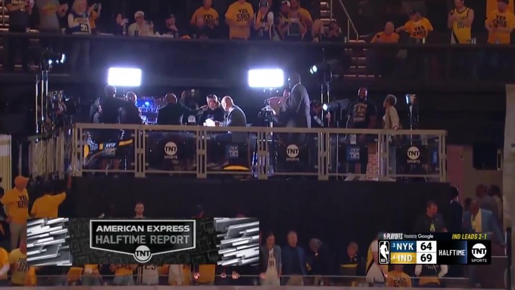 ??？轉(zhuǎn)播鏡頭給到解說看臺，奧尼爾居然抱著一個人在彎舉