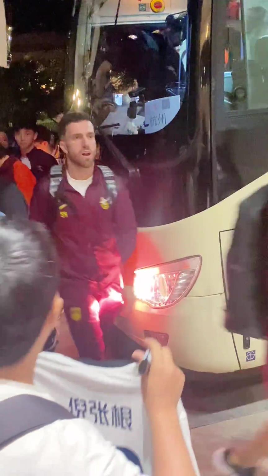 韋世豪嚇得箭步逃跑！國足深夜到酒店差點被摁在車頭不讓走