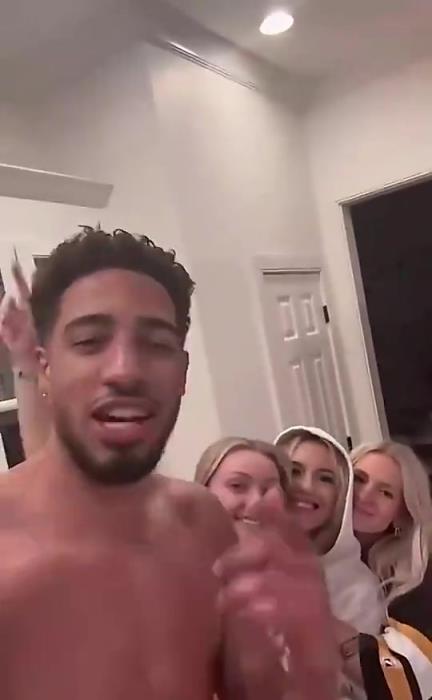 今日怒砍歷史級三雙！哈利此前光著膀子與三位金發(fā)美女同框