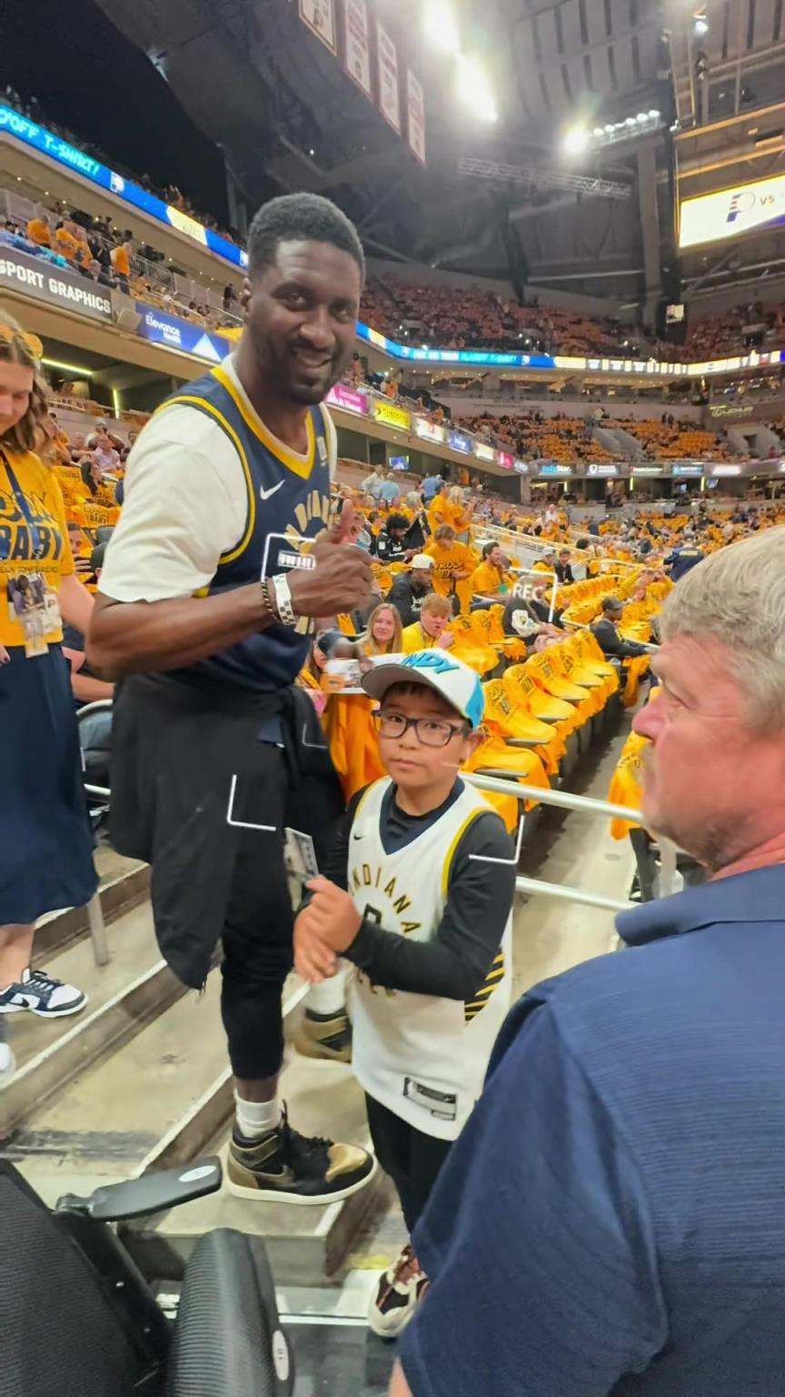 現(xiàn)在真成高圓圓了！步行者名宿希伯特現(xiàn)身主場給小球迷簽名