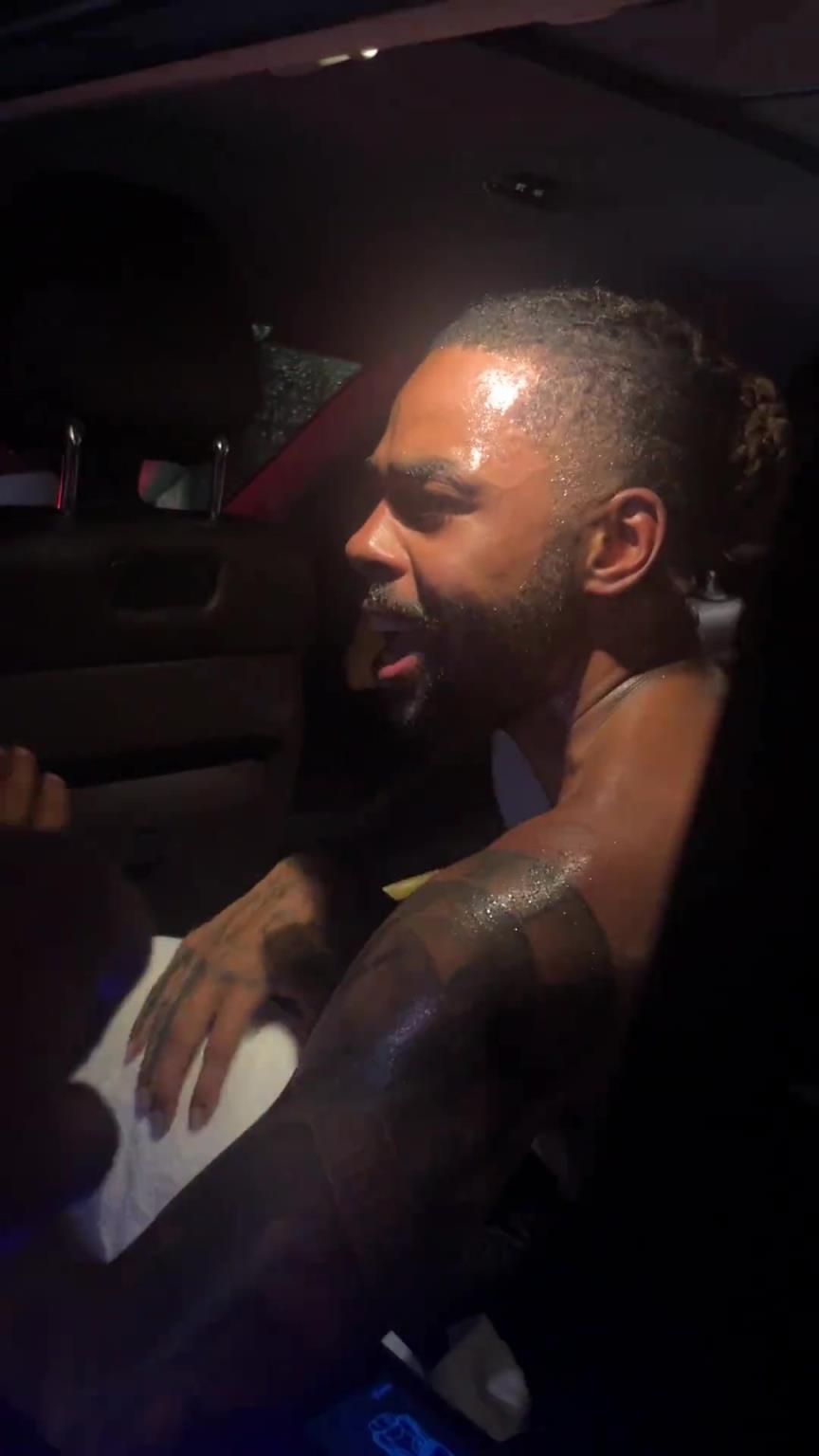 太熱情了！拉塞爾中國行坐車離開球迷們被團團圍住