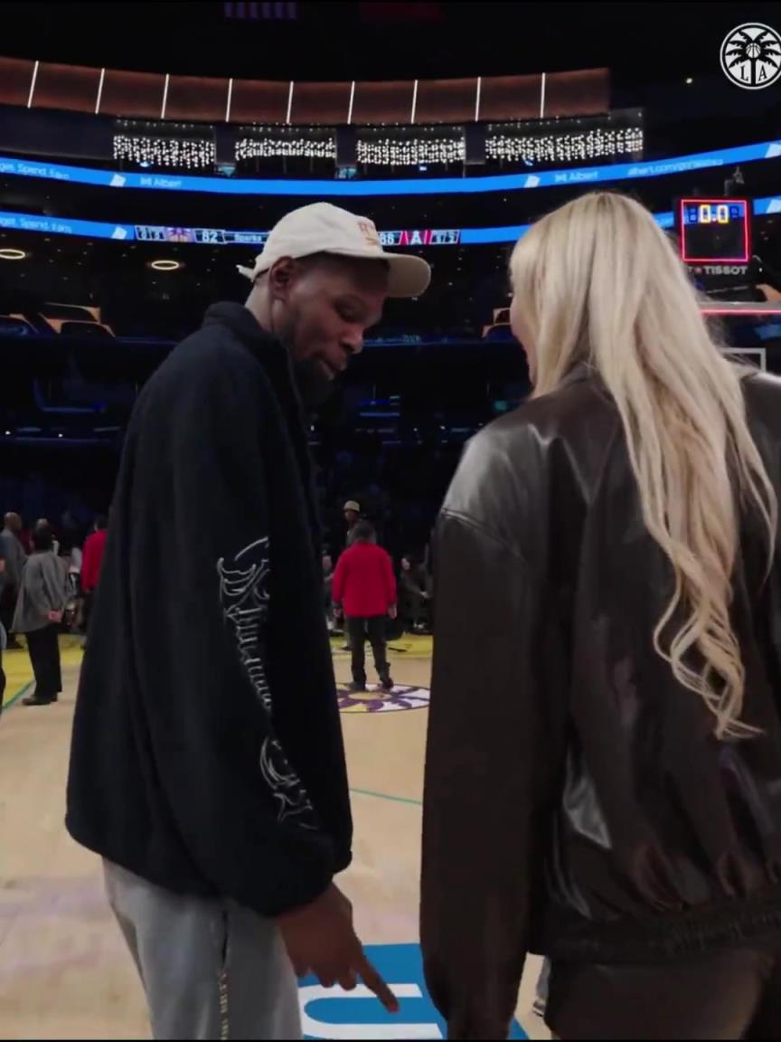 小帥這氣質(zhì)！杜蘭特與庫里教妹布林克擁抱，眼睛好像一直偷瞟布林克大長腿