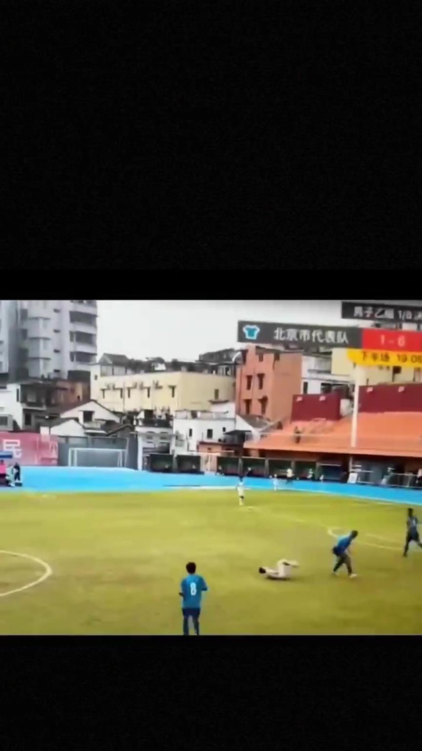 太可怕了！全運(yùn)會(huì)驚現(xiàn)殺人足球，球員將對(duì)手直接踢骨折