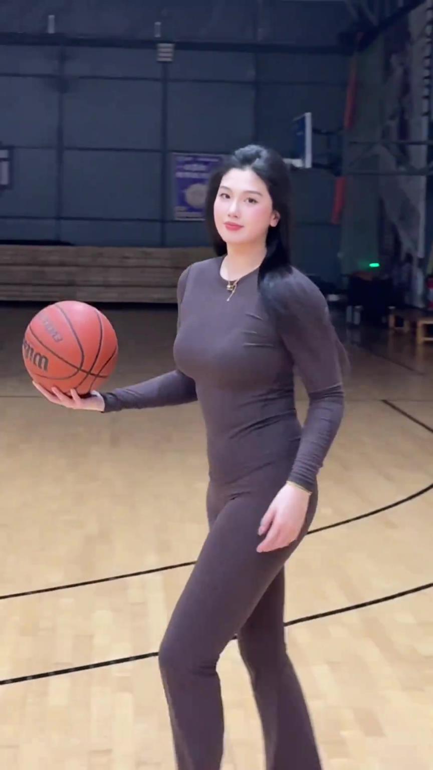 低配版卡戴珊！野球場肘姐這身材，懂的吧友都懂！