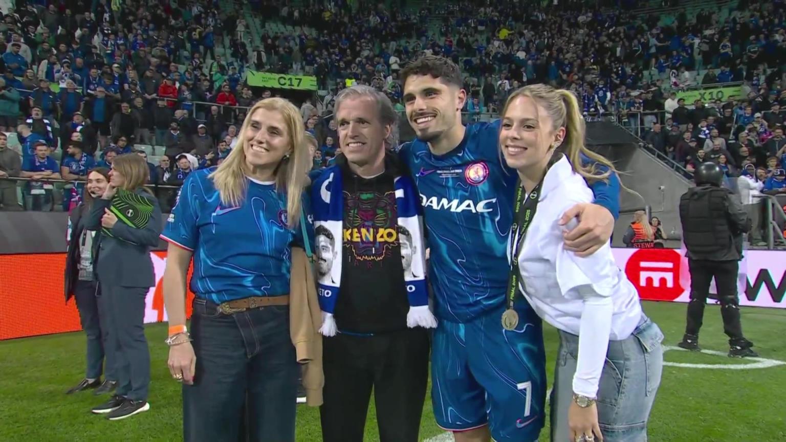 內(nèi)托好福氣！奪冠后高顏值女友來合照，身材相當(dāng)哇塞！