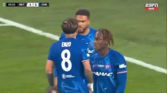 繼續(xù)干！恩佐進球后給了詹姆斯一巴掌，兩人頂頭互相打氣