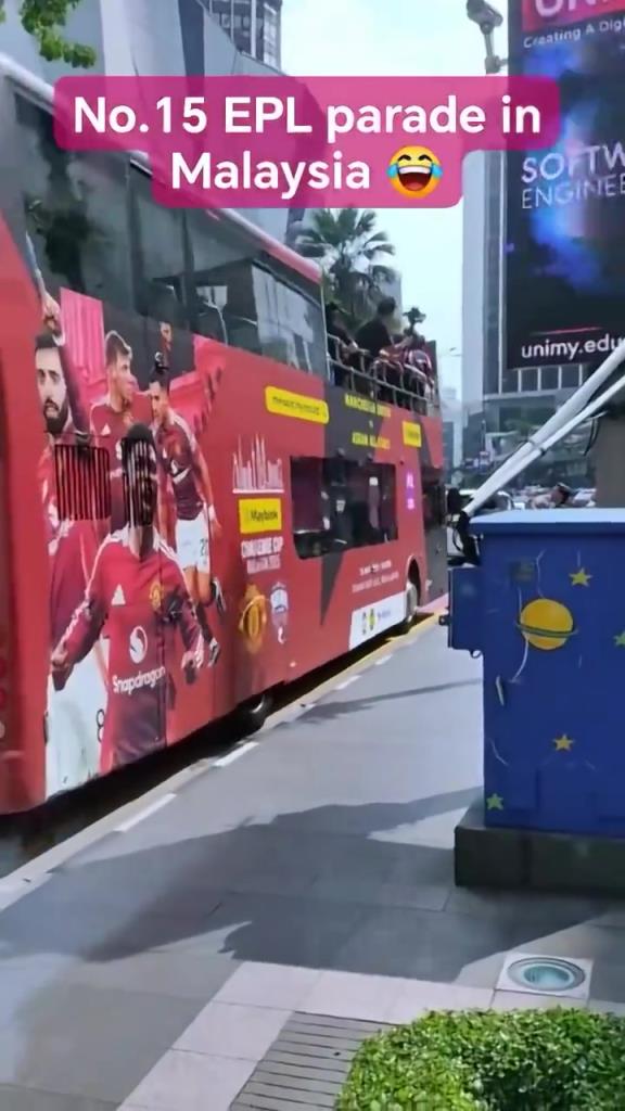游街示眾？曼聯(lián)在馬來西亞街頭大巴游行，球迷笑噴