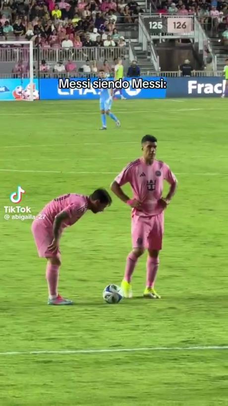 哈哈！梅西擺任意球偷偷往前挪被裁判抓包