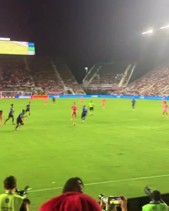 梅老板為了給蘇亞雷斯送個助攻，也是拼了啊