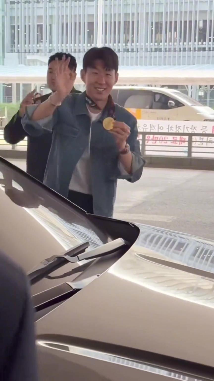 衣錦還鄉(xiāng)！孫興慜返回韓國，眾多女球迷讓其把歐聯(lián)獎牌戴上