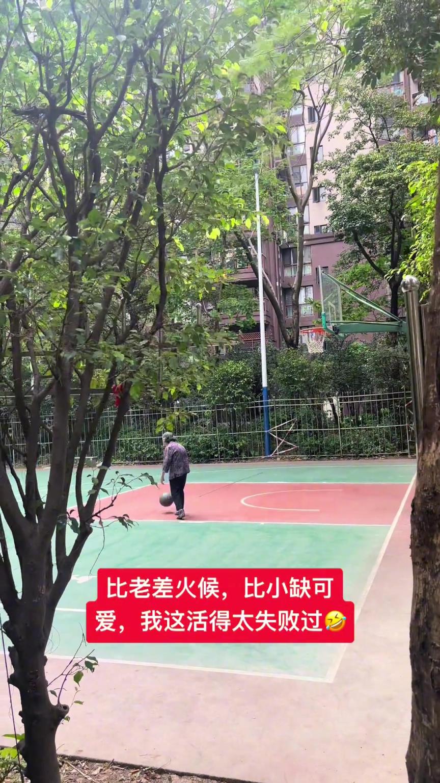 這阿婆單手一投一個(gè)準(zhǔn)，姜還是老的辣