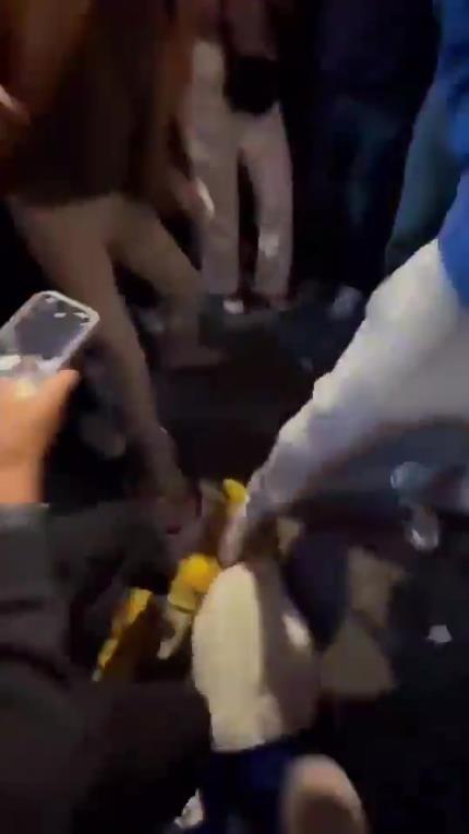 驚！尼克斯大勝步行者后，哈利伯頓遭主場(chǎng)球迷群毆