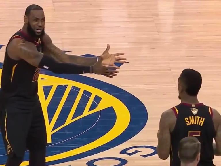 名場(chǎng)面！JR搶下關(guān)鍵籃板沒看表，老詹質(zhì)問JR為何傳球