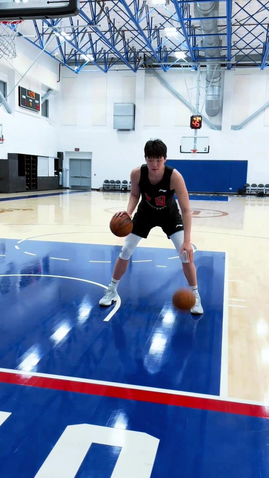 楊瀚森今日份訓(xùn)練！這個(gè)左右手運(yùn)球協(xié)調(diào)性真不錯(cuò)