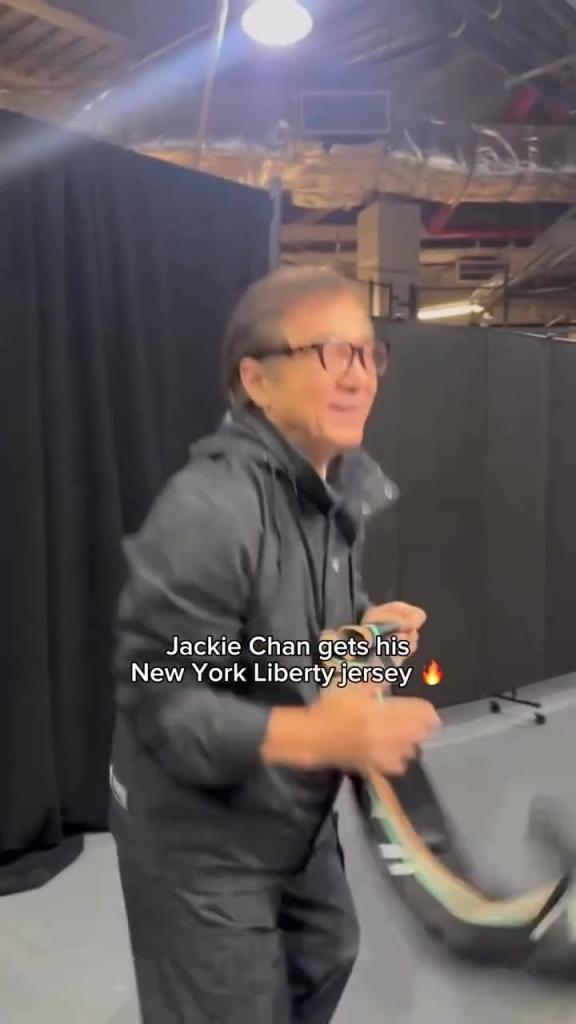 肌肉記憶！成龍這幾下空氣運(yùn)球像是進(jìn)了家具城