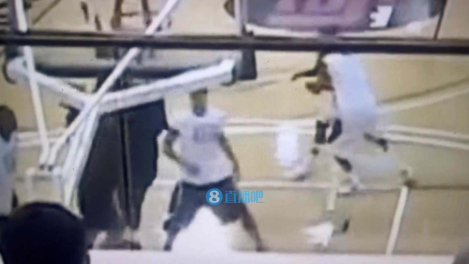 引熱議！美媒翻舊賬：當(dāng)年詹姆斯被大學(xué)生隔扣，耐克沒(méi)收了錄像帶