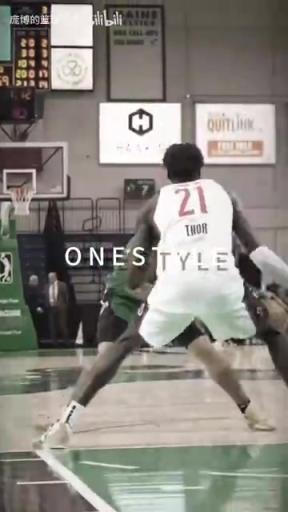 正統(tǒng)美式后衛(wèi)！JD戴維森炒菜后低手合球，對(duì)抗上籃打進(jìn)！