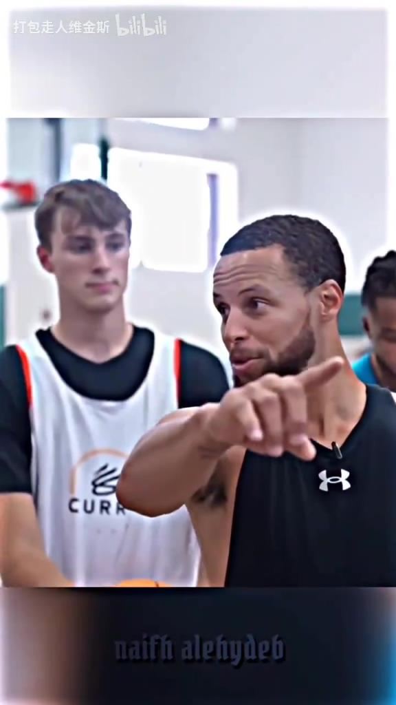 庫(kù)里：其實(shí)這個(gè)暴扣是我教的！當(dāng)弗拉格出現(xiàn)在庫(kù)里的訓(xùn)練營(yíng)！