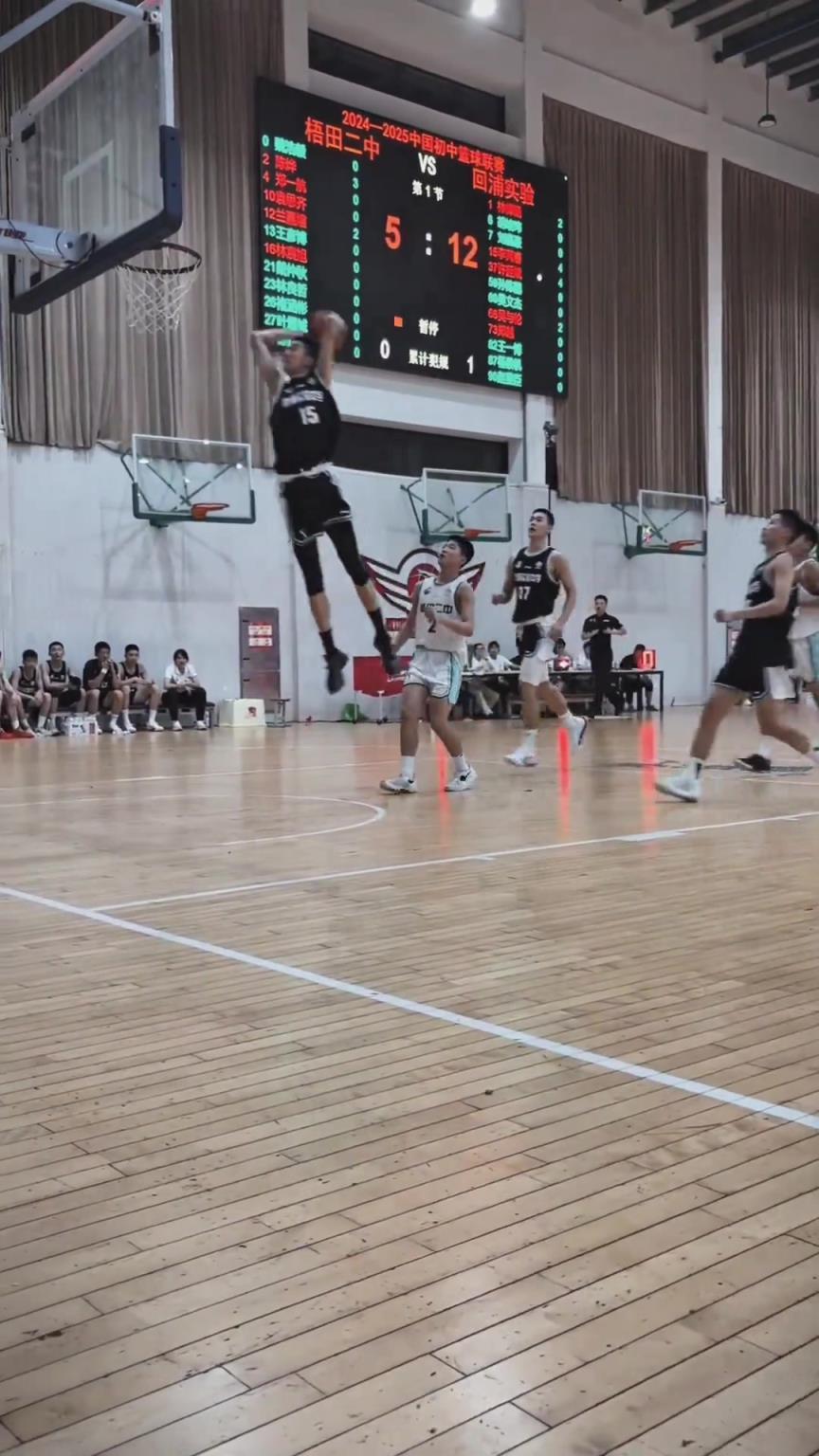 起來(lái)就扣啊！現(xiàn)在的初中生都這么打球的嗎