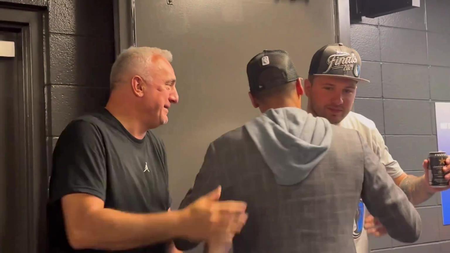 去年的今天，東契奇率隊(duì)殺入總決賽，賽后喝啤酒被芬利沒(méi)收