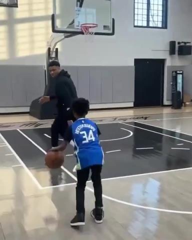 交易價(jià)值急劇下降！字母哥和小球迷單挑被當(dāng)面絕殺