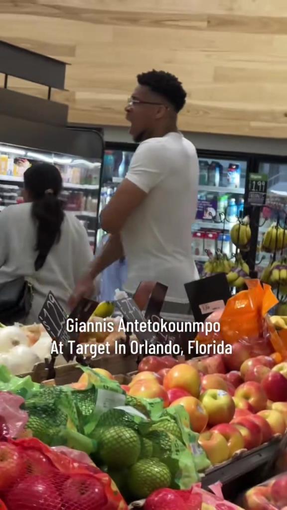 好男人啊！字母哥在奧蘭多度假 陪妻子一起逛超市