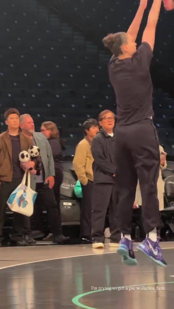 71歲成龍現(xiàn)身巴克萊中心看女籃比賽：她們投籃怎么那么準(zhǔn)?。?！