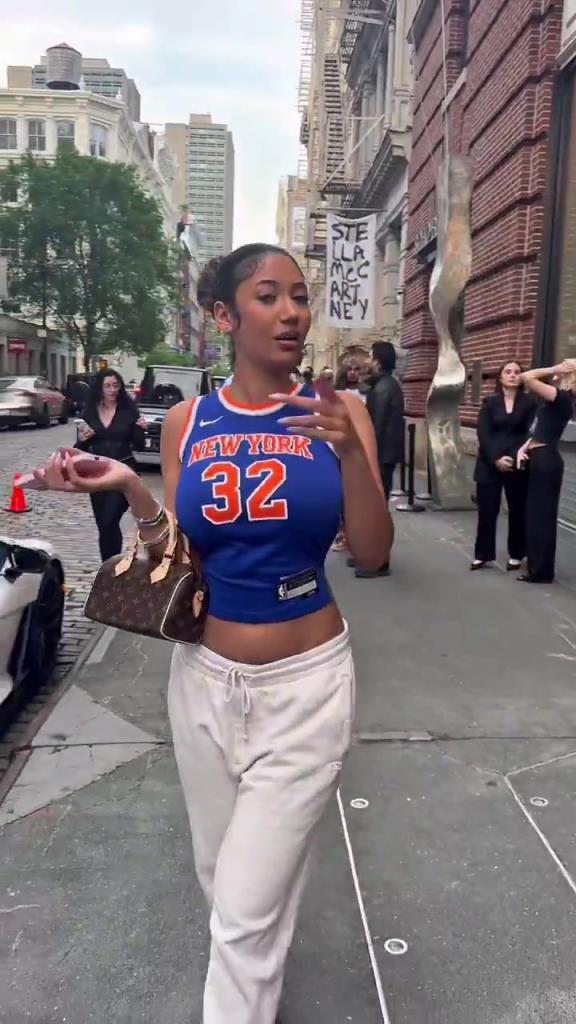 哇塞！一豐滿尼克斯女球迷身穿唐斯球衣，真是太吸引眼球了