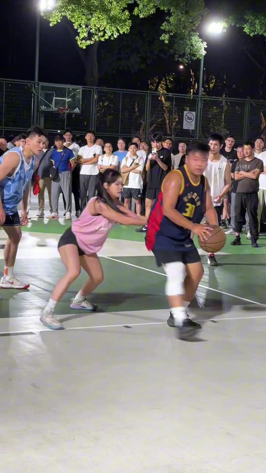 這哥們看見(jiàn)防自己的是女生，一個(gè)勁背打，球也不傳了